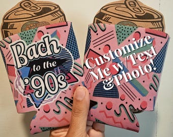 Bach a los 90's Noventas Retro Groovy Neón Rad 80's Cozie Lata Cooler Despedida de Soltera Recuerdos Personalizable Cerveza Cumpleaños Reg& Slim Lata