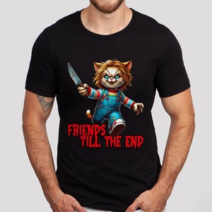 Puede incluir: Una camiseta negra con una imagen de dibujos animados de un gato sosteniendo un cuchillo. El gato lleva un mono y tiene el pelo rojo. El texto "Friends Till The End" está impreso en rojo debajo de la imagen.