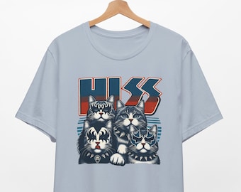 以下が含まれることがあります： KISSのバンドとして扮した4匹の猫のグラフィックが描かれた薄い青色のTシャツ。猫は黒いメイクをしており、胸にバンドのロゴがあります。猫の上に「HISS」という文字があります。