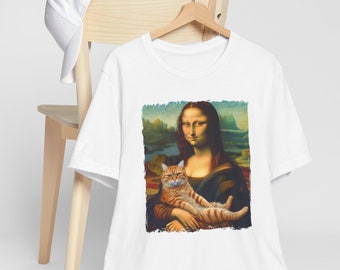 Peut inclure: T-shirt blanc avec un imprimé de la Joconde, mais avec un chat dans ses bras au lieu de ses mains.