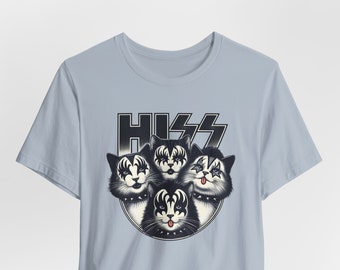 以下が含まれることがあります： 薄い青色のTシャツに、KISSのメイクをした黒と白の猫4匹と、黒い文字で「HISS」と書かれたグラフィックがプリントされています。