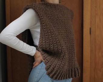 チャンキーセーターベストのかぎ針編みパターン：初心者向け（PDFパターン）。この冬はスタイリッシュに暖かく過ごしましょう。簡単で快適な服を自分で作ろう