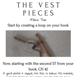 Może przedstawiać: Zbliżenie na drewniany hak do rob&oacute;tek na drutach z pętlą brązowej wł&oacute;czki. Tekst "Start by creating a loop on your hook" i "Now, starting with the second ST from your hook, CH 42" jest widoczny pod obrazkiem.