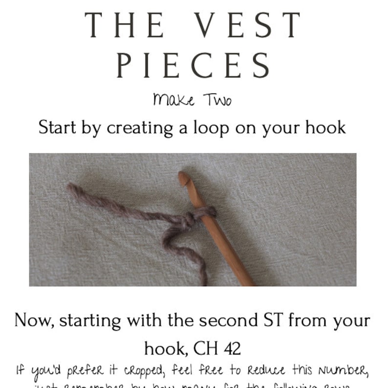 Może przedstawiać: Zbliżenie na drewniany hak do rob&oacute;tek na drutach z pętlą brązowej wł&oacute;czki. Tekst "Start by creating a loop on your hook" i "Now, starting with the second ST from your hook, CH 42" jest widoczny pod obrazkiem.