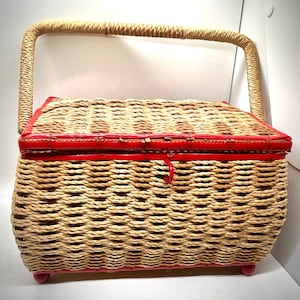 1970s / Cesta de mimbre / Cesta de costura roja forrada / Asa / Bolso de mano / Caja de costura / Cottagecore