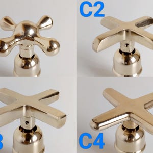 Peut inclure: Quatre poign&eacute;es de robinet en m&eacute;tal dor&eacute; poli &eacute;tiquet&eacute;es C1, C2, C3 et C4. C1 pr&eacute;sente un design en croix arrondie. C2, C3 et C4 pr&eacute;sentent des designs en croix plats et angulaires avec des formes et orientations vari&eacute;es, sur des bases cylindriques.