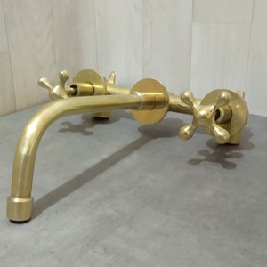 Unlackierter Messing an der Wand befestigter Badezimmer-Waschbecken-Hahn mit Kreuzgriffen Hahn