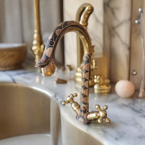 Grifo de baño de latón sin lacar con acabado de resina y madera de nogal marroquí
