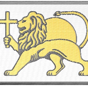 Op de afbeelding: Geborduurde patch met een gele leeuw die een kruis vasthoudt. De leeuw is afgebeeld in heraldische stijl, met een gedetailleerde manen en een lange staart. De patch heeft een witte achtergrond en een grijze rand.