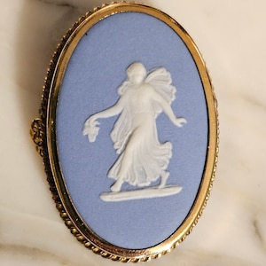 Wedgwood jasperware dancing waters brooch/pendant gold plated