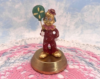 Statuetta vintage in ottone raffigurante un pagliaccio con palloncino, dipinta a mano.