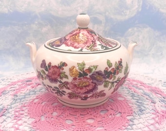 Wedgwood Of Etruria Engelsk sockerskål i benporslin med blommigt lock