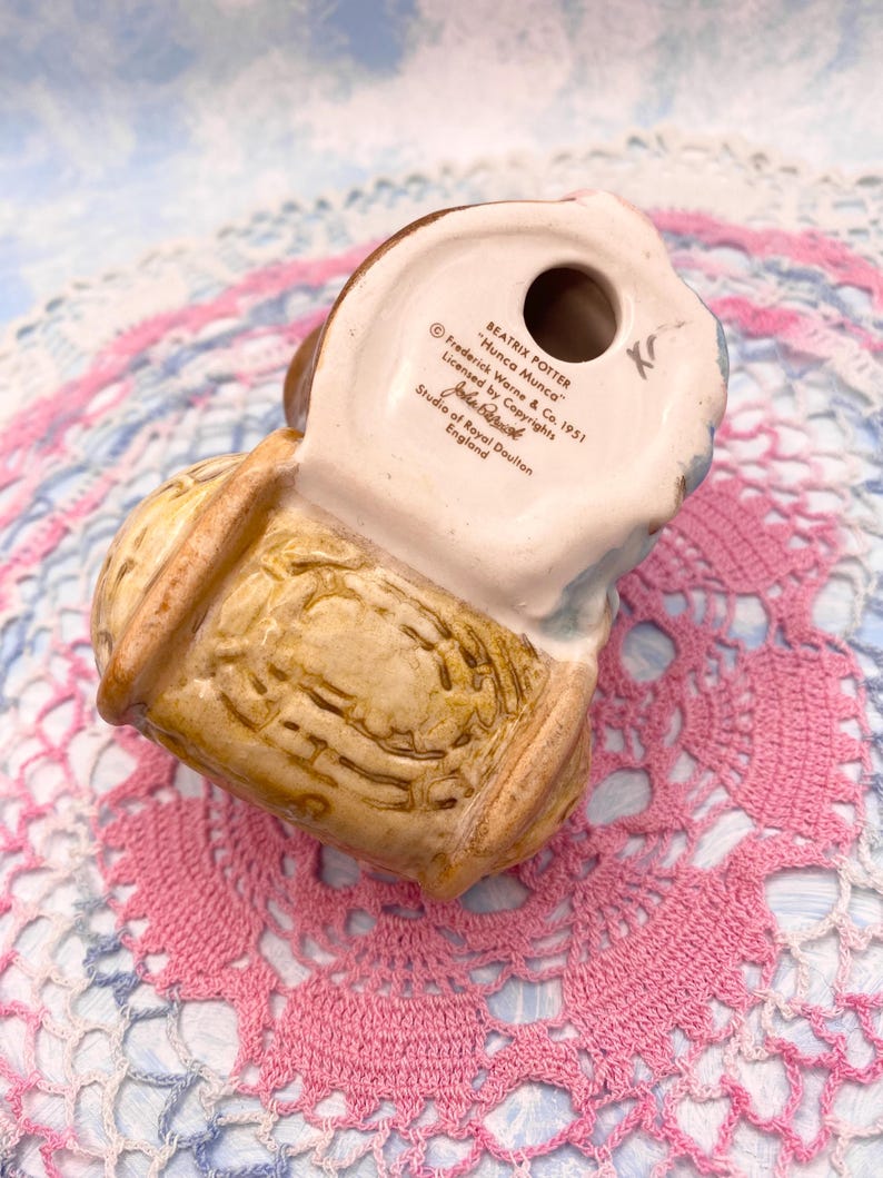 Figurine Beatrix Potter – Hunca Munca En Train De Balayer, Peinte à La Main 7 Cm