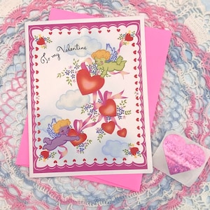 Tarjeta de San Valentín nacarada con querubines en colores pastel del cielo enviado con sobre rosa y corazón Pegatina