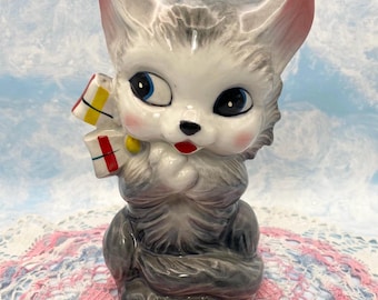 Salvadanaio vintage in ceramica a forma di gatto kitsch con fiocco a quadri, anni '60.