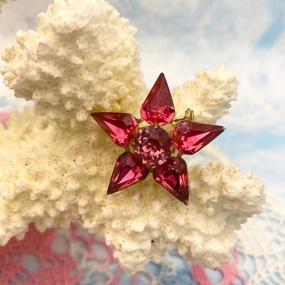 Red Fuschia Crystal 5 Point Star Flower Brooch Pi… - image 1