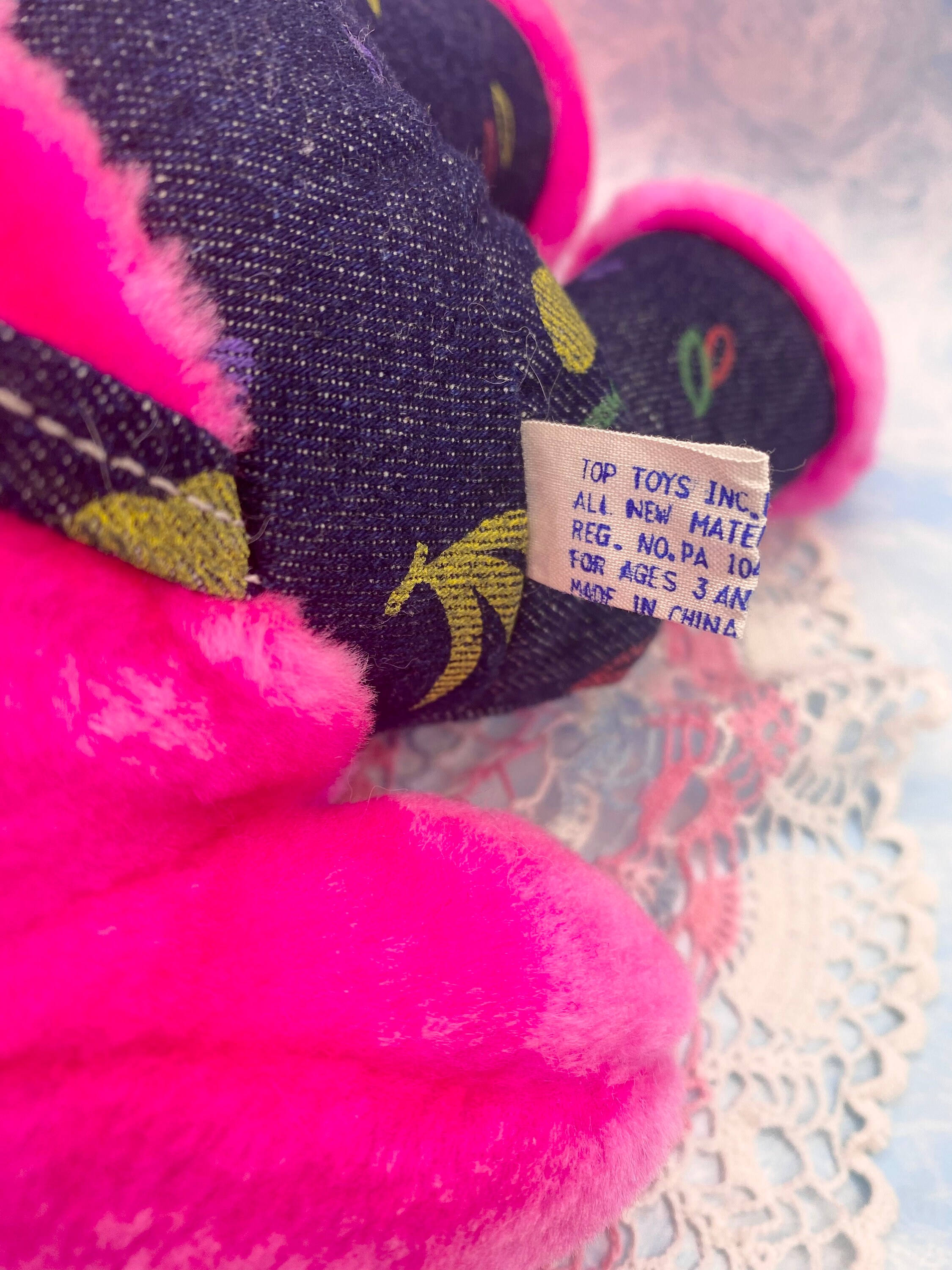 フルーティーなデニムオーバーオールを着たピンクのウサギの