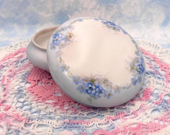 Caja de porcelana Rosenthal con diseño floral de nomeolvides y polvos de nomeolvides.