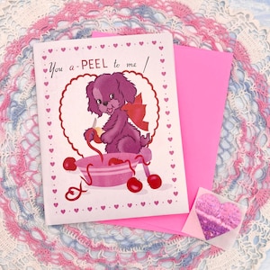Tarjeta de San Valentín "Perrito Pelando Manzanas" enviada por el Cielo con sobre y pegatina de corazón