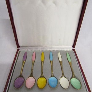 Lindas colheres pequenas em prata dinamarquesa esmaltada e banhada a ouro