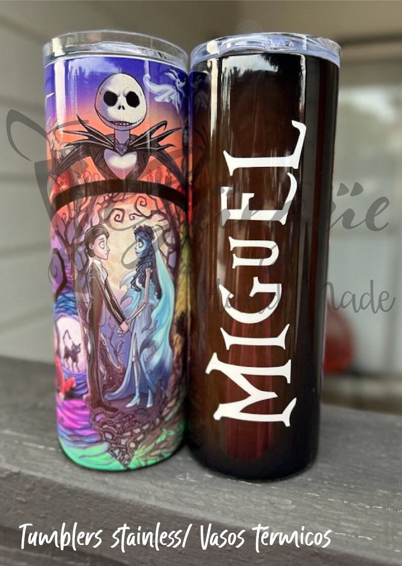Puede incluir: Dos vasos de acero inoxidable. Uno presenta un dise&ntilde;o colorido con Jack Skellington y personajes de The Nightmare Before Christmas y Corpse Bride. El otro es marr&oacute;n con el nombre "Miguel" en blanco.