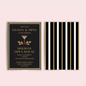 K&ouml;nnte beinhalten: Eine rechteckige Einladungskarte f&uuml;r eine Feier mit schwarzem Hintergrund und goldenem Text "TIME TO GET TOASTY & TIPSY AT THE THOMPSON'S HOLIDAY OPEN HOUSE", erg&auml;nzt durch ein Martiniglas-Symbol und Stechpalmenbeeren. Die R&uuml;ckseite zeigt vertikale Streifen.