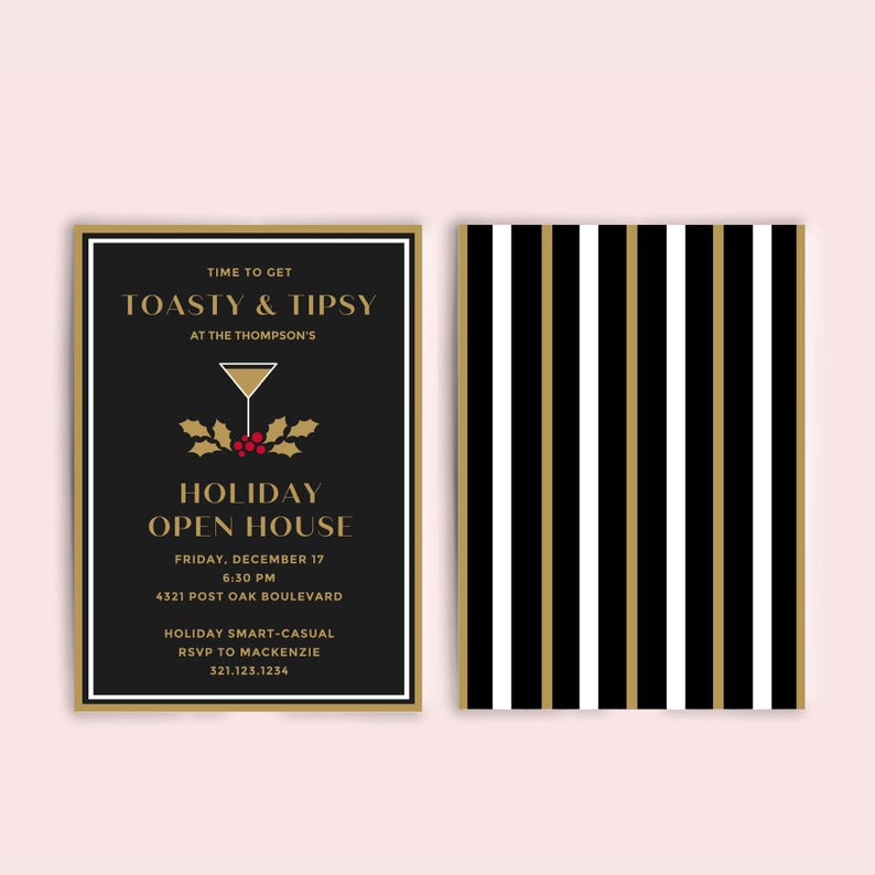 K&ouml;nnte beinhalten: Eine rechteckige Einladungskarte f&uuml;r eine Feier mit schwarzem Hintergrund und goldenem Text "TIME TO GET TOASTY & TIPSY AT THE THOMPSON'S HOLIDAY OPEN HOUSE", erg&auml;nzt durch ein Martiniglas-Symbol und Stechpalmenbeeren. Die R&uuml;ckseite zeigt vertikale Streifen.