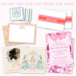 K&ouml;nnte beinhalten: Eine Sammlung personalisierter Schreibwaren und Einladungen mit verschiedenen Designs, darunter eine rosa Schleife, ein Wappen mit Kinderwagen und Schaukelpferden, Zitronenmuster und Streifenakzente mit Namen wie Peyton, Scarlett Ross und Isobel & Preston.