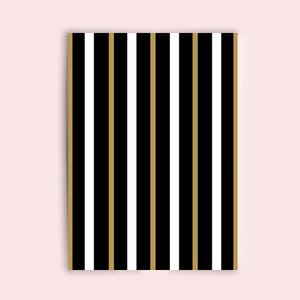 K&ouml;nnte beinhalten: Eine rechteckige Fl&auml;che mit einem sich wiederholenden vertikalen Streifenmuster. Das Design besteht aus abwechselnd breiten schwarzen Streifen, schmalen wei&szlig;en Streifen und schmalen metallisch goldenen Streifen, die in einer regelm&auml;&szlig;igen Abfolge angeordnet sind.