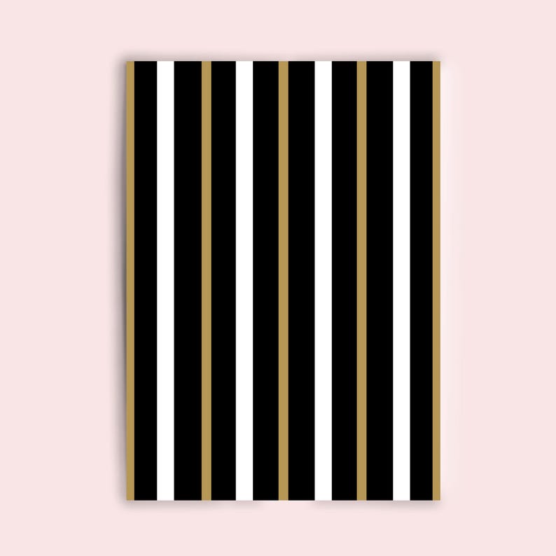 K&ouml;nnte beinhalten: Eine rechteckige Fl&auml;che mit einem sich wiederholenden vertikalen Streifenmuster. Das Design besteht aus abwechselnd breiten schwarzen Streifen, schmalen wei&szlig;en Streifen und schmalen metallisch goldenen Streifen, die in einer regelm&auml;&szlig;igen Abfolge angeordnet sind.