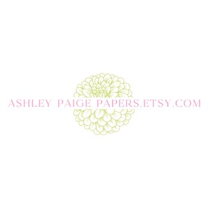 K&ouml;nnte beinhalten: Ein Logo mit einer lindgr&uuml;nen Strichzeichnung einer Dahlienbl&uuml;te, zentriert hinter dem rosa Text ASHLEY PAIGE PAPERS.ETSY.COM. Das Design ist auf einem schlichten wei&szlig;en Hintergrund dargestellt und zeigt den Markennamen sowie die Blumengrafik.
