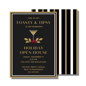 K&ouml;nnte beinhalten: Eine rechteckige Einladungskarte f&uuml;r Feiertage mit schwarzem Hintergrund, goldenem Rand und goldenem Text, der TIME TO GET TOASTY & TIPSY AT THE THOMPSON'S HOLIDAY OPEN HOUSE lautet. Sie zeigt ein Martiniglas-Symbol mit Stechpalmenbl&auml;ttern.