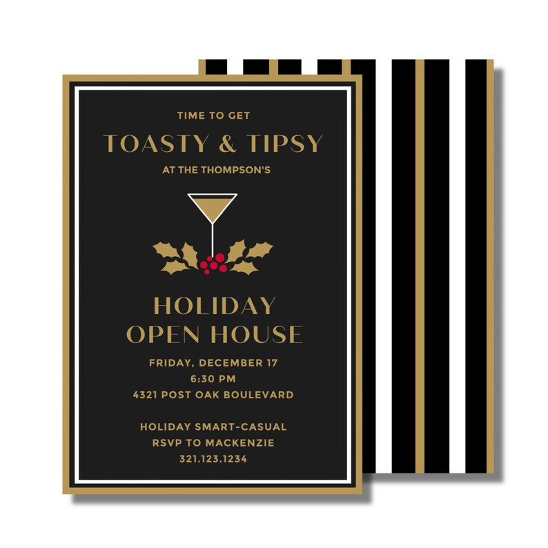 K&ouml;nnte beinhalten: Eine rechteckige Einladungskarte f&uuml;r Feiertage mit schwarzem Hintergrund, goldenem Rand und goldenem Text, der TIME TO GET TOASTY & TIPSY AT THE THOMPSON'S HOLIDAY OPEN HOUSE lautet. Sie zeigt ein Martiniglas-Symbol mit Stechpalmenbl&auml;ttern.