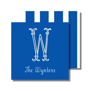 Könnte beinhalten: Eine blau-weiß gestreifte Karte mit einem weißen Buchstaben W und dem Text "The Wynters" in weiß.