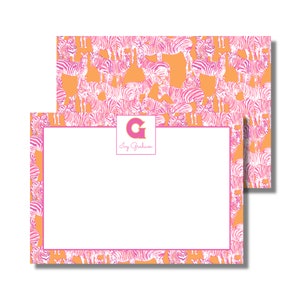 Puede incluir: Una tarjeta blanca con un borde de patrón de cebra rosa. La tarjeta tiene un interior blanco con un monograma rosa "G" y el nombre "Ivy Graham" impreso en negro.