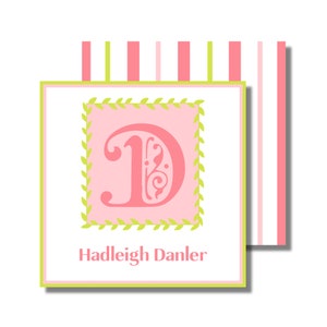 Op de afbeelding: Een gepersonaliseerde kaart in roze en groen met een decoratieve letter D en de naam Hadleigh Danler.