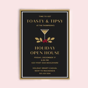 K&ouml;nnte beinhalten: Eine schwarze rechteckige Einladungskarte mit goldenem und wei&szlig;em Text, der TIME TO GET TOASTY & TIPSY AT THE THOMPSON'S HOLIDAY OPEN HOUSE lautet. Sie zeigt ein goldenes Martiniglas-Symbol mit roten Stechpalmenbeeren und goldenen Bl&auml;ttern.