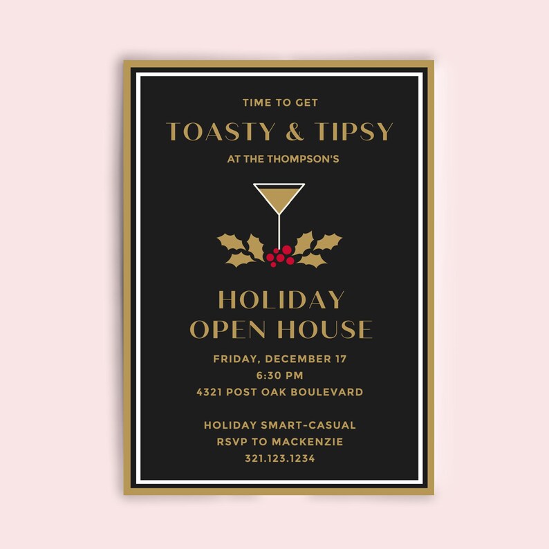 K&ouml;nnte beinhalten: Eine schwarze rechteckige Einladungskarte mit goldenem und wei&szlig;em Text, der TIME TO GET TOASTY & TIPSY AT THE THOMPSON'S HOLIDAY OPEN HOUSE lautet. Sie zeigt ein goldenes Martiniglas-Symbol mit roten Stechpalmenbeeren und goldenen Bl&auml;ttern.