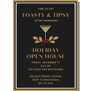 K&ouml;nnte beinhalten: Eine schwarze, rechteckige Einladungskarte mit goldenem und wei&szlig;em Text, der TIME TO GET TOASTY & TIPSY AT THE THOMPSON'S HOLIDAY OPEN HOUSE lautet. Sie zeigt ein goldenes Martiniglas-Symbol &uuml;ber roten Stechpalmenbeeren und gr&uuml;nen Bl&auml;ttern.