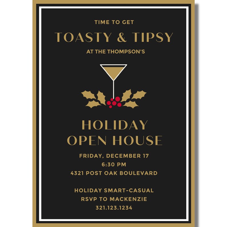 K&ouml;nnte beinhalten: Eine schwarze, rechteckige Einladungskarte mit goldenem und wei&szlig;em Text, der TIME TO GET TOASTY & TIPSY AT THE THOMPSON'S HOLIDAY OPEN HOUSE lautet. Sie zeigt ein goldenes Martiniglas-Symbol &uuml;ber roten Stechpalmenbeeren und gr&uuml;nen Bl&auml;ttern.