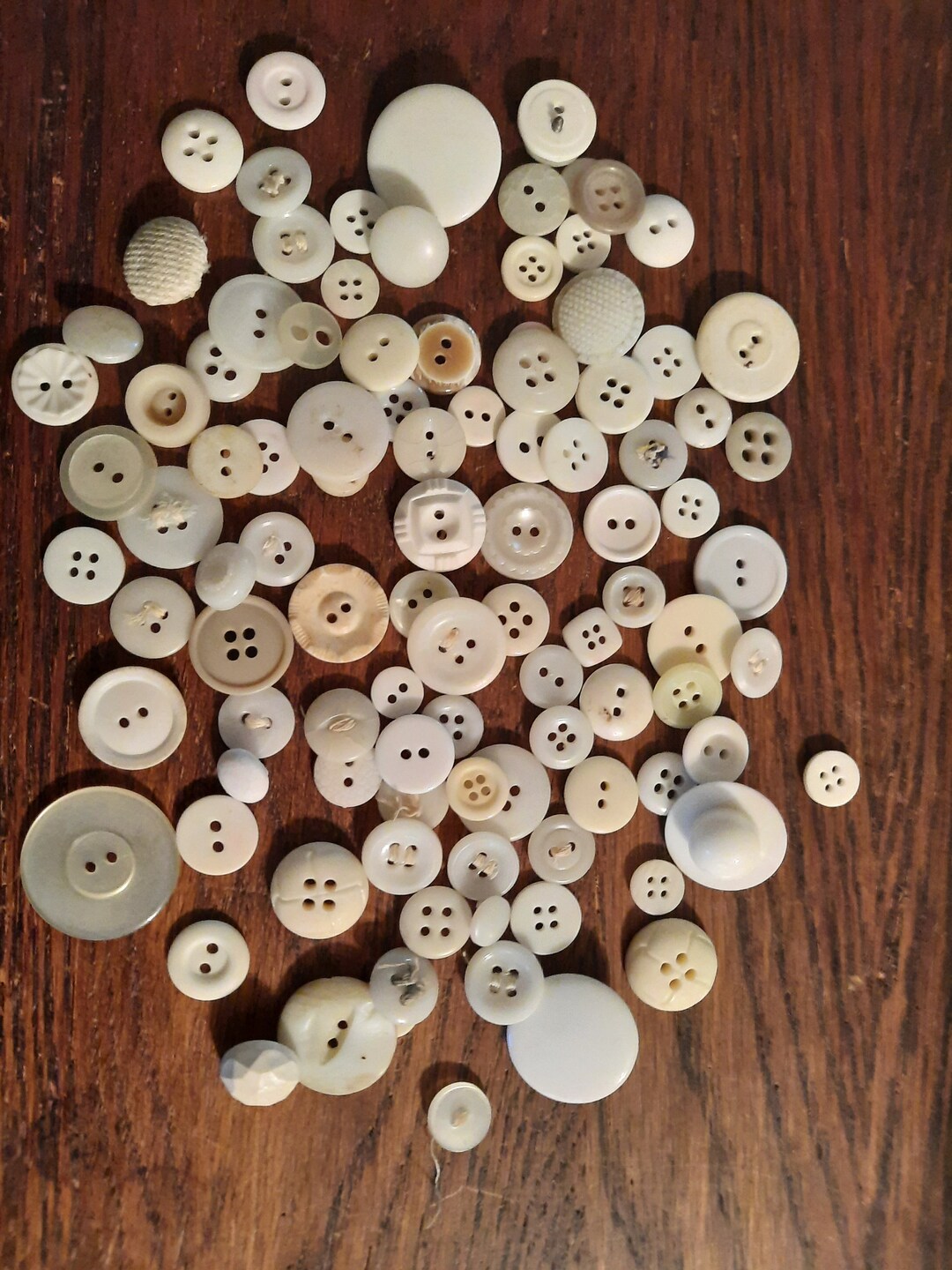 Lot De 18 Boutons Vintage Blanc/Crème - Diamètre 1,4 à 1,7 Cm - Référence 739 - Fabriqué En France - Occasion