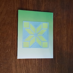 Trapunta dell'amicizia, cucito, benedizione, biglietto d'auguri, motivo trapunta, assemblato a mano in cartoncino con linee di cucitura, verde blu, 14 cm di larghezza x 11,4 cm di altezza.