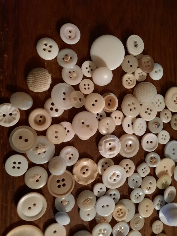 Lot De 18 Boutons Vintage Blanc Crème - Diamètre 1.4 à 1.7 Cm - Réf 739 - Origine France
