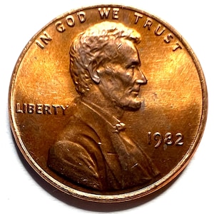 1982 small date Lincoln head copper penny. NATURALLY TONED. Uncirculated. Et150
