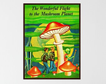 Op de afbeelding: Een vintage illustratie van een paddenstoelenplaneet met twee mensen en een buitenaards wezen dat naar een gigantische paddenstoel loopt. De tekst luidt "The Wonderful Flight to the Mushroom Planet".