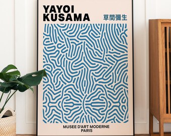 Puede incluir: Un póster enmarcado en negro con fondo rosa que presenta un patrón abstracto azul y blanco. El póster tiene el texto "YAYOI KUSAMA" y "草間彌生" en negro. La parte inferior del póster dice "MUSEE D'ART MODERNE PARIS".