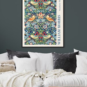 Puede incluir: Un p&oacute;ster vintage con un patr&oacute;n repetitivo de p&aacute;jaros estilizados, flores y fresas sobre un fondo azul oscuro. El p&oacute;ster se titula "Strawberry Thief" y se atribuye a William Morris, 1885.