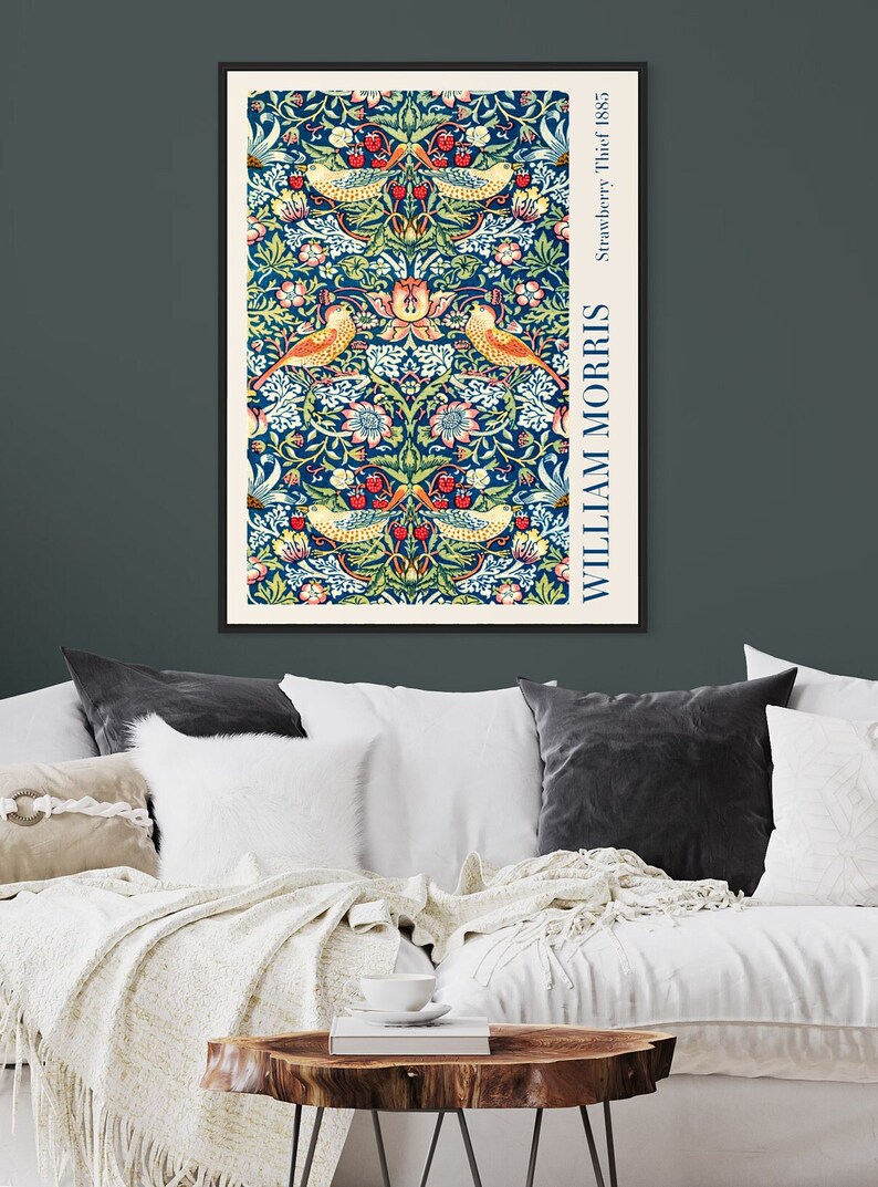 Puede incluir: Un p&oacute;ster vintage con un patr&oacute;n repetitivo de p&aacute;jaros estilizados, flores y fresas sobre un fondo azul oscuro. El p&oacute;ster se titula "Strawberry Thief" y se atribuye a William Morris, 1885.