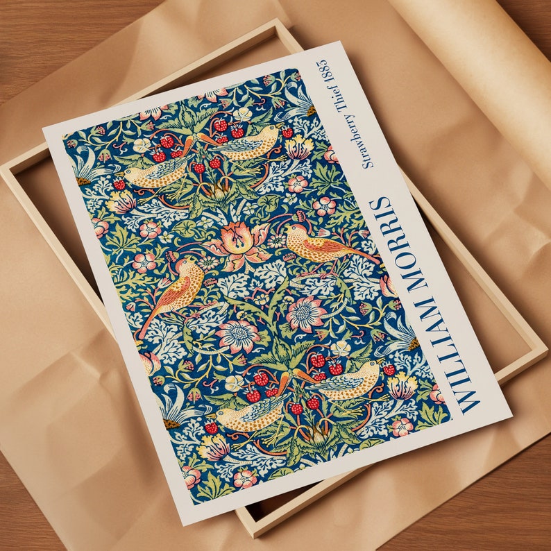 Puede incluir: Una impresi&oacute;n vintage de un patr&oacute;n floral con p&aacute;jaros y bayas. La impresi&oacute;n es en tonos de azul, verde, rojo y amarillo. El texto "Strawberry Thief, 1883" y "WILLIAM MORRIS" est&aacute;n impresos en la esquina superior derecha.