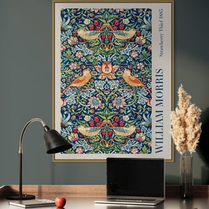 Puede incluir: Una impresi&oacute;n enmarcada de un dise&ntilde;o floral vintage con p&aacute;jaros y bayas. La impresi&oacute;n se titula "Strawberry Thief" y es de William Morris, 1885.